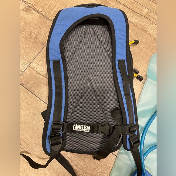 EUC Camelbak Blowfish 100oz - Picture 3 of 3
